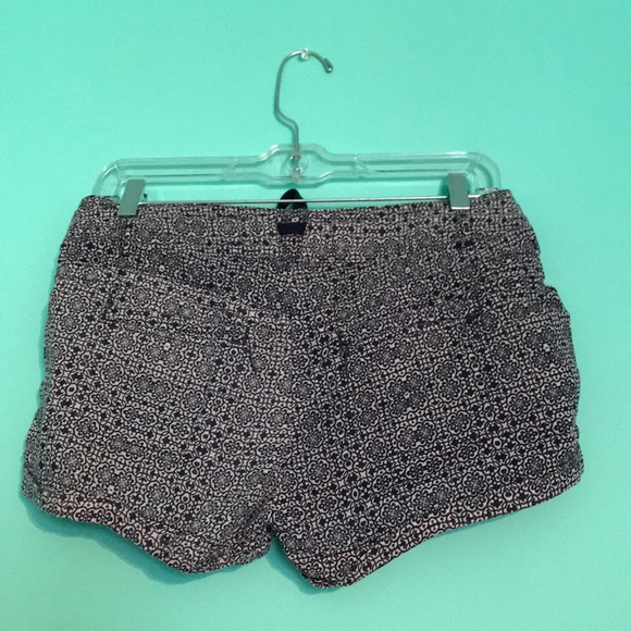 Shorts with design - Picture 2 of 2